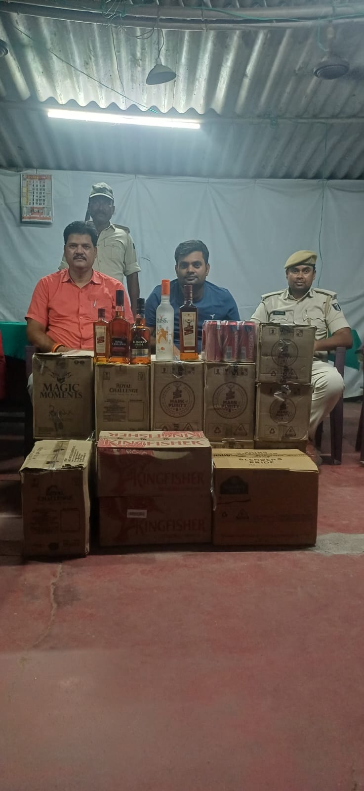141 लीटर विदेशी शराब जब्त, कारोबारी फरार।