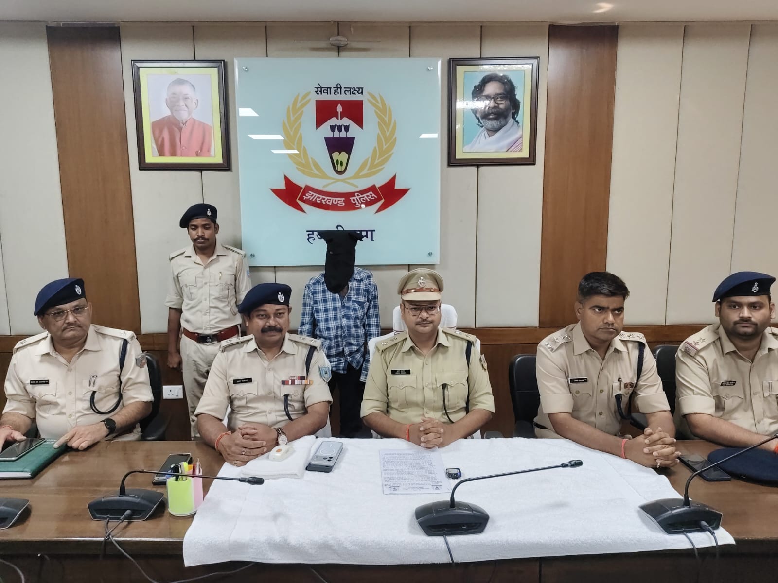 भरोसे की डोर बनी मौत का फंदा: दो मासूम भाई-बहन की हत्या का पुलिस ने किया खुलासा, आरोपी गिरफ्तारदिव्यदिनकर कुबेर सिंहजिला ब्यूरोहजारीबाग। कटकमदाग थाना क्षेत्र से लापता हुए 11 वर्षीय बालिका और उसके तीन वर्षीय भाई की हत्या के सनसनीखेज मामले का हजारीबाग पुलिस ने पर्दाफाश कर दिया है। इस हृदयविदारक घटना में पुलिस ने कोर्रा थाना क्षेत्र निवासी संजीत कुमार पासवान को गिरफ्तार किया है। पुलिस अधीक्षक अमन कुमार ने प्रेस वार्ता में मामले का खुलासा करते हुए बताया कि आरोपी ने पूछताछ के दौरान अपना अपराध स्वीकार कर लिया है।