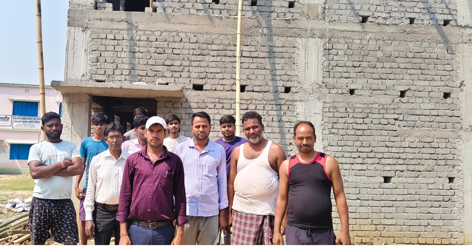 उप स्वास्थ्य केंद्र निर्माण में अनियमितता का आरोप, बिना सोलिंग के ही कर दी गई फर्श की ढलाई