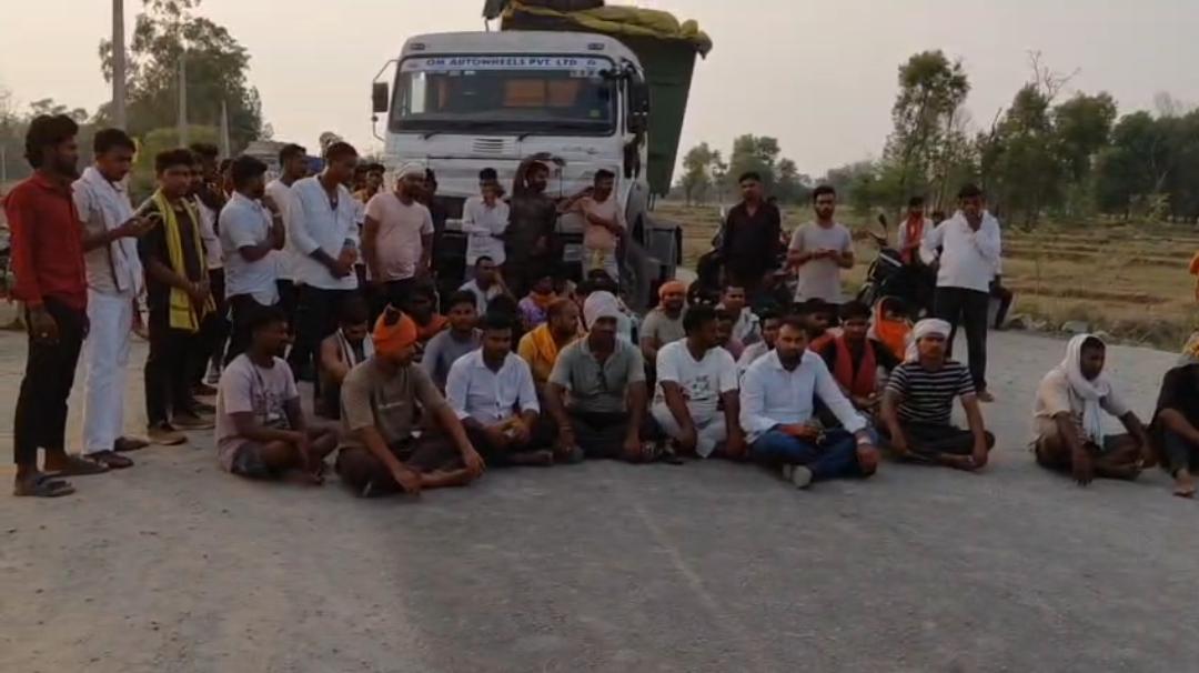 माइंस के गड्ढे में डूबे युवक का सुराग नहीं, सड़क जाम कर ग्रामीणों का फूटा गुस्सा