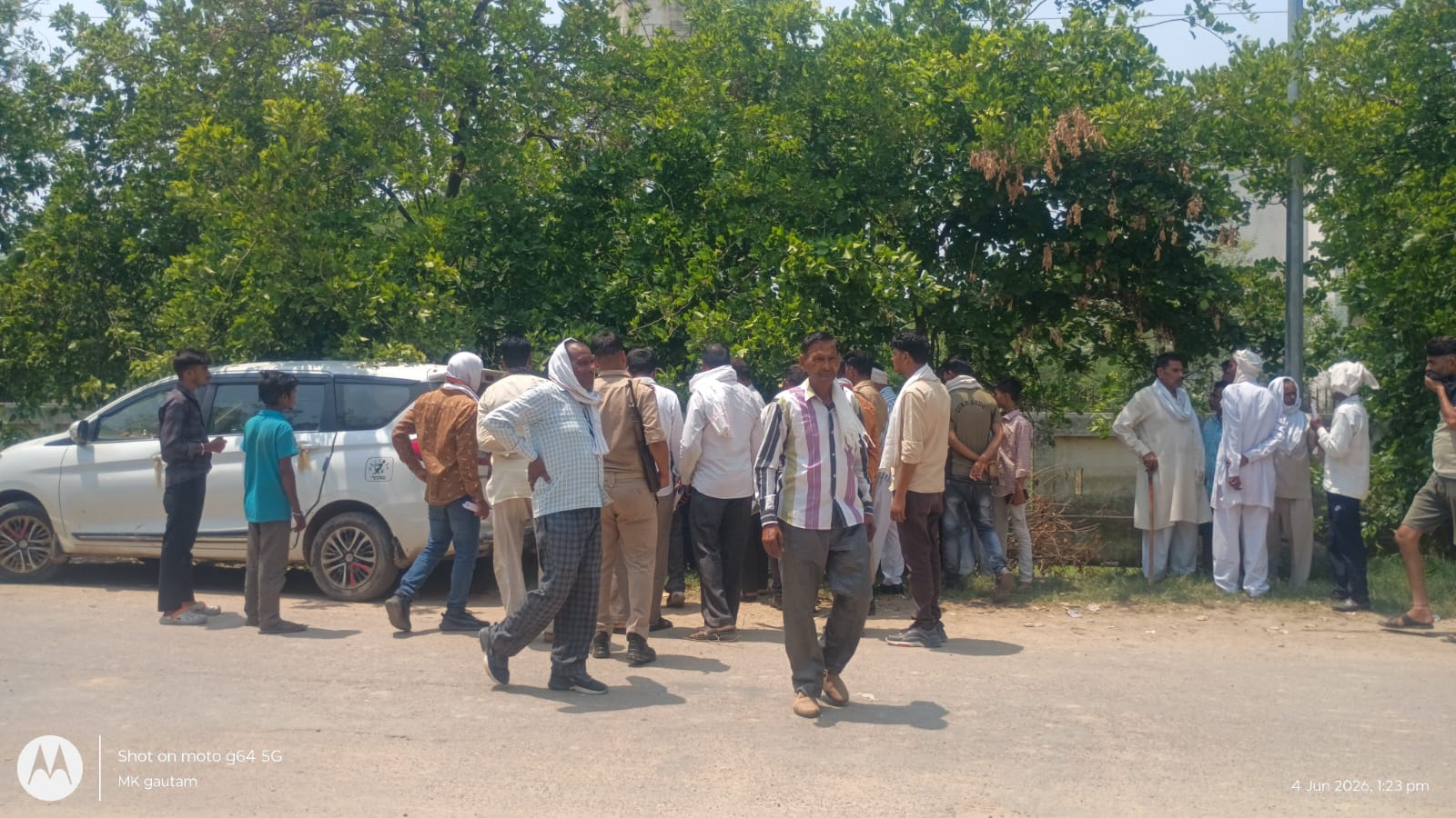 प्रेम विवाह के बाद तहसील परिसर के बाहर हंगामा, दो महिलाओं में मारपीट का वीडियो वायरलमाधौगढ़ (जालौन)।