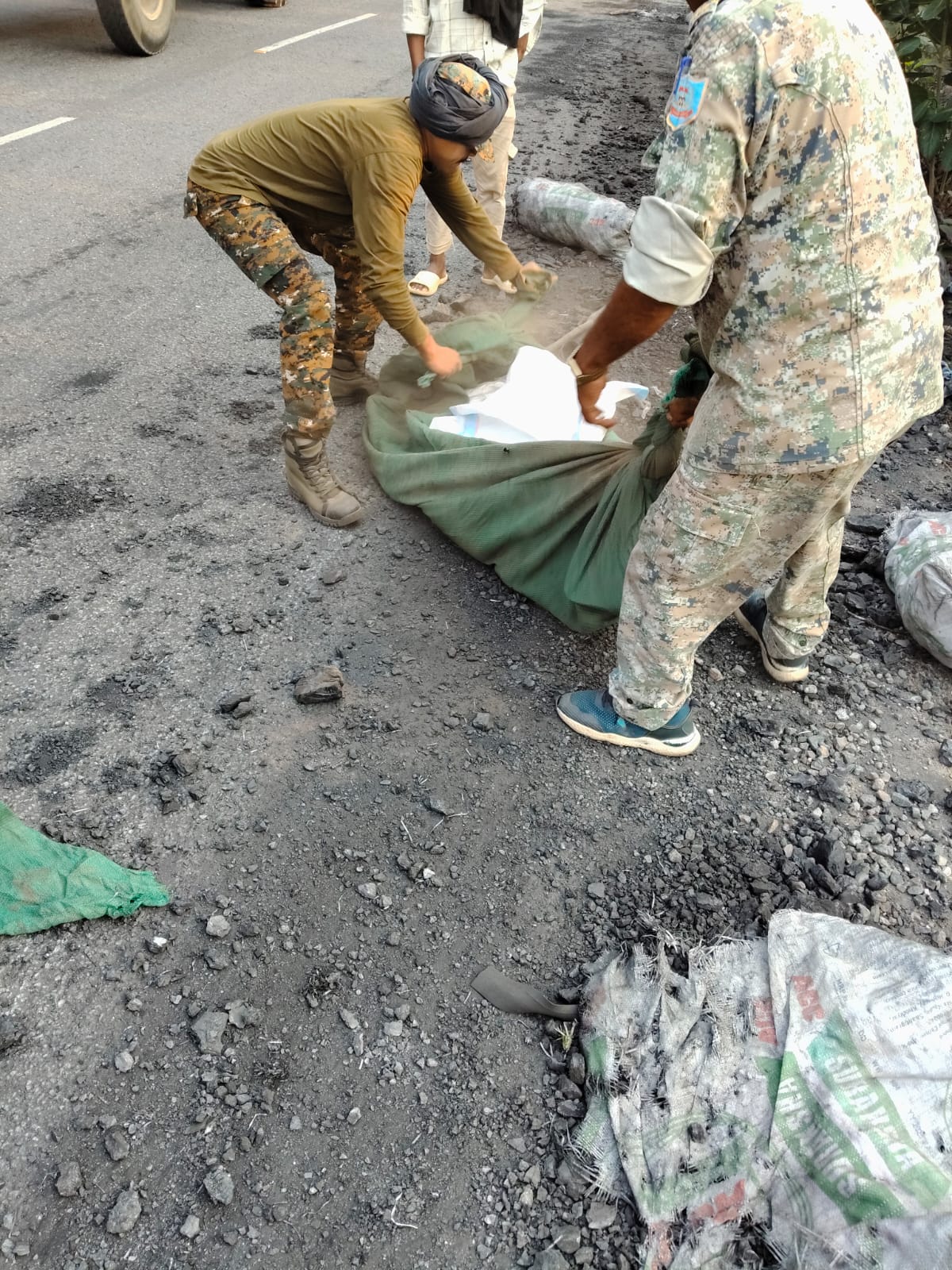 चतरा की संघरी घाटी में दर्दनाक हादसा: अज्ञात वाहन ने कोयला लदे बाइक सवार को रौंदा, मौके पर मौत