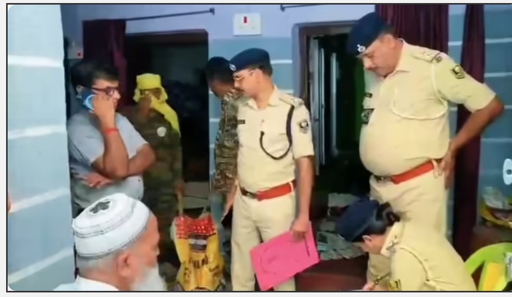 दवा व्यवसायी जुनैद हत्याकांड में बड़ी कार्रवाई, तीन फरार आरोपियों के घर की गई कुर्की।