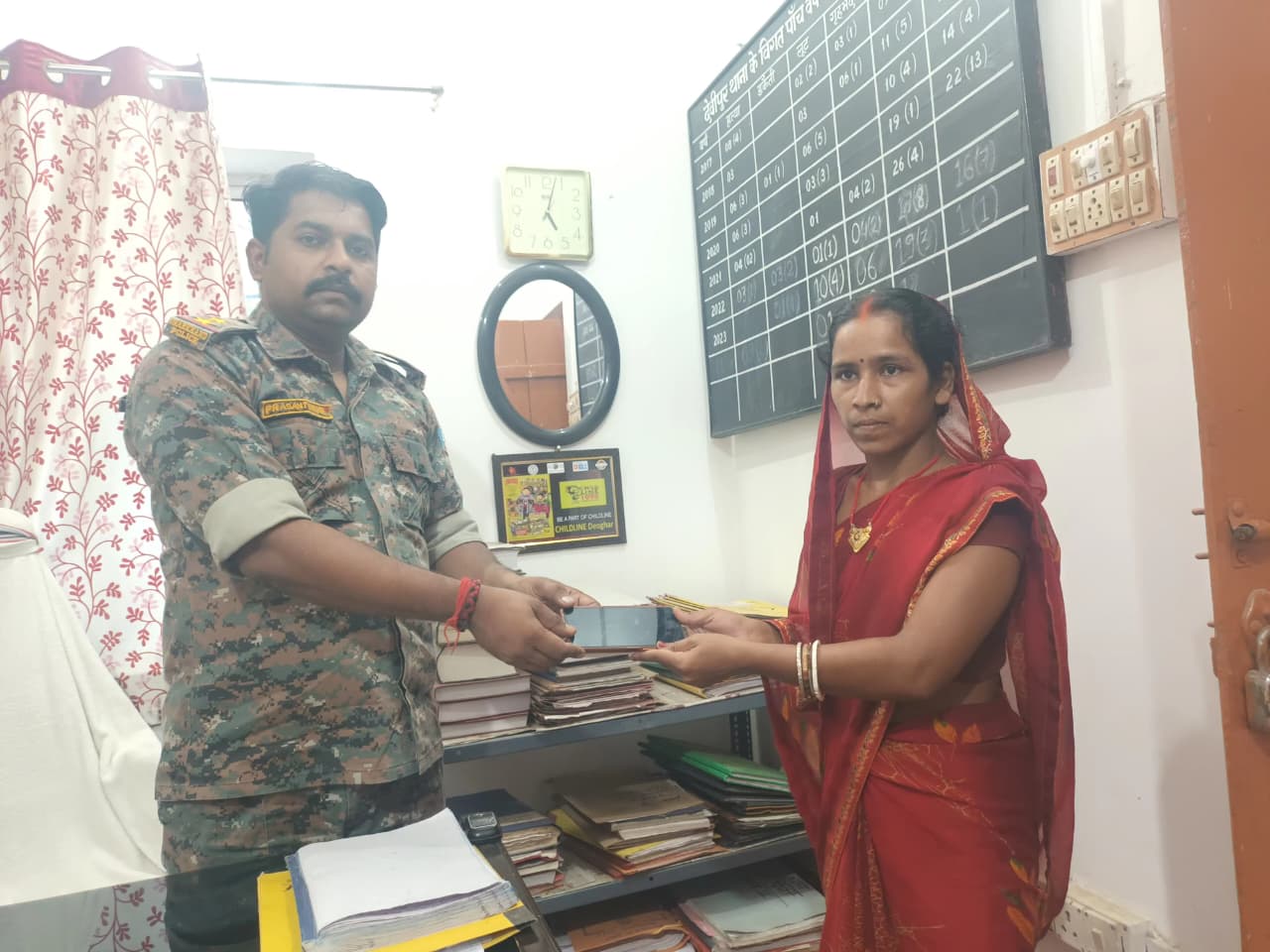 मोबाइल मालिकों के चेहरे पर लौटी मुस्कान, देवीपुर पुलिस ने लौटाए तीन खोए फोन