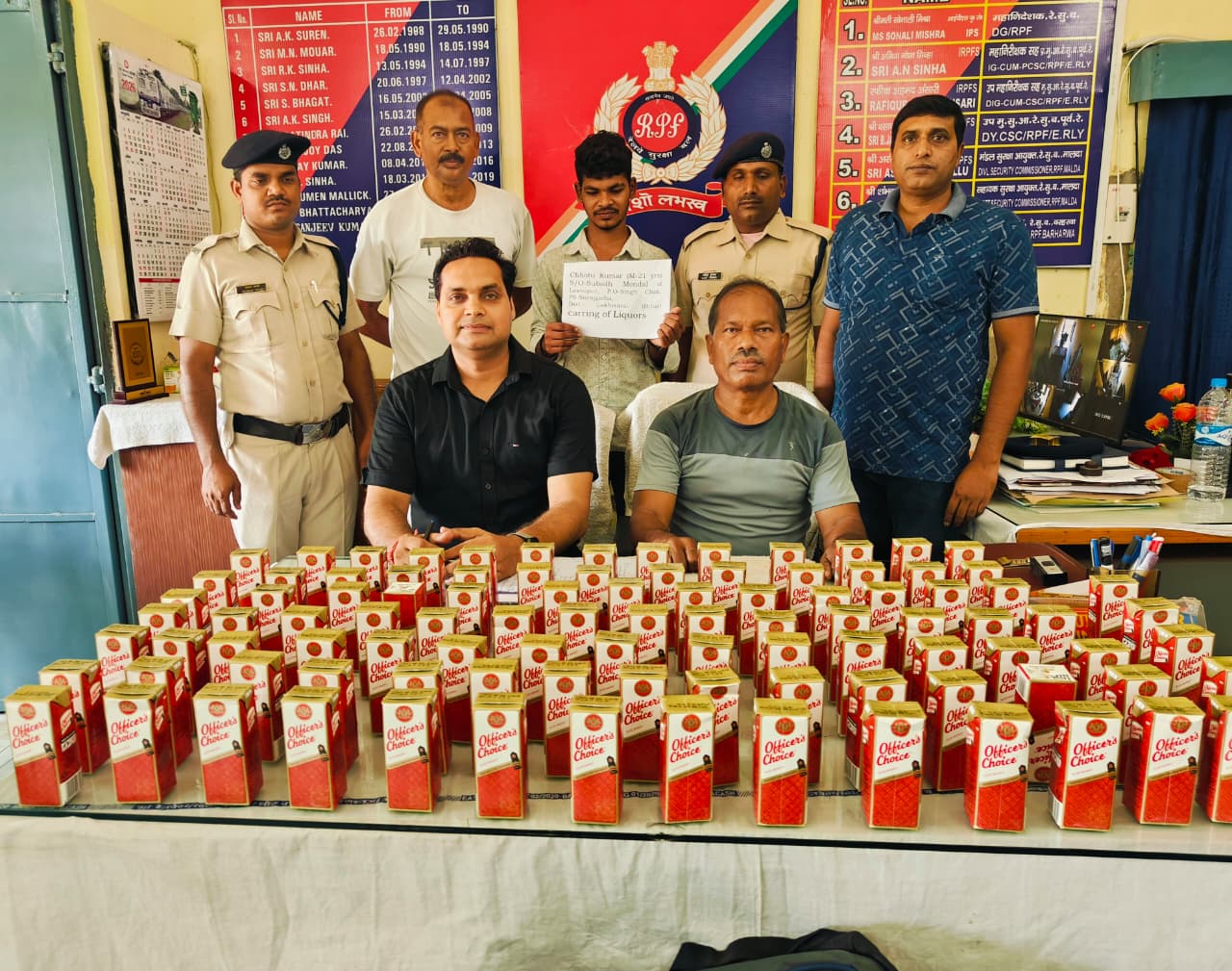 बरहरवा रेलवे स्टेशन पर आरपीएफ एवं सीआईबी की बड़ी कार्रवाई 100 बोतल विदेशी शराब के साथ लखीसराय का एक युवक गिरफ्तार