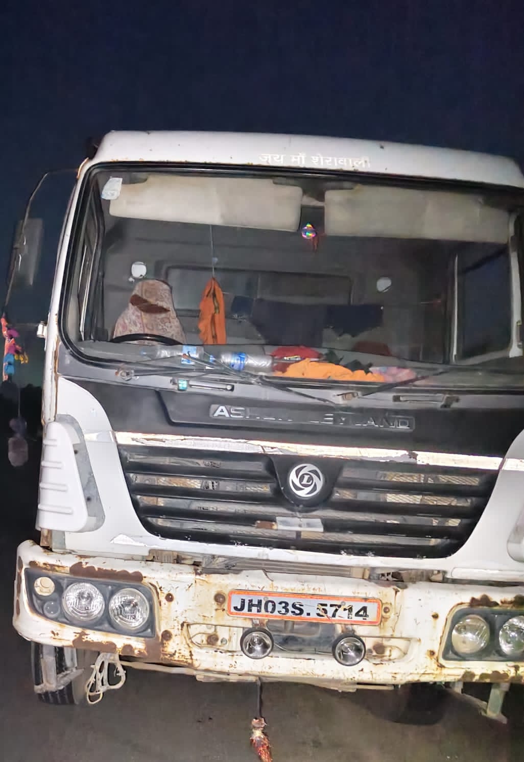बिना चालान गिट्टी लदा हाइवा जब्त,कार्रवाई में जुटा प्रशासन