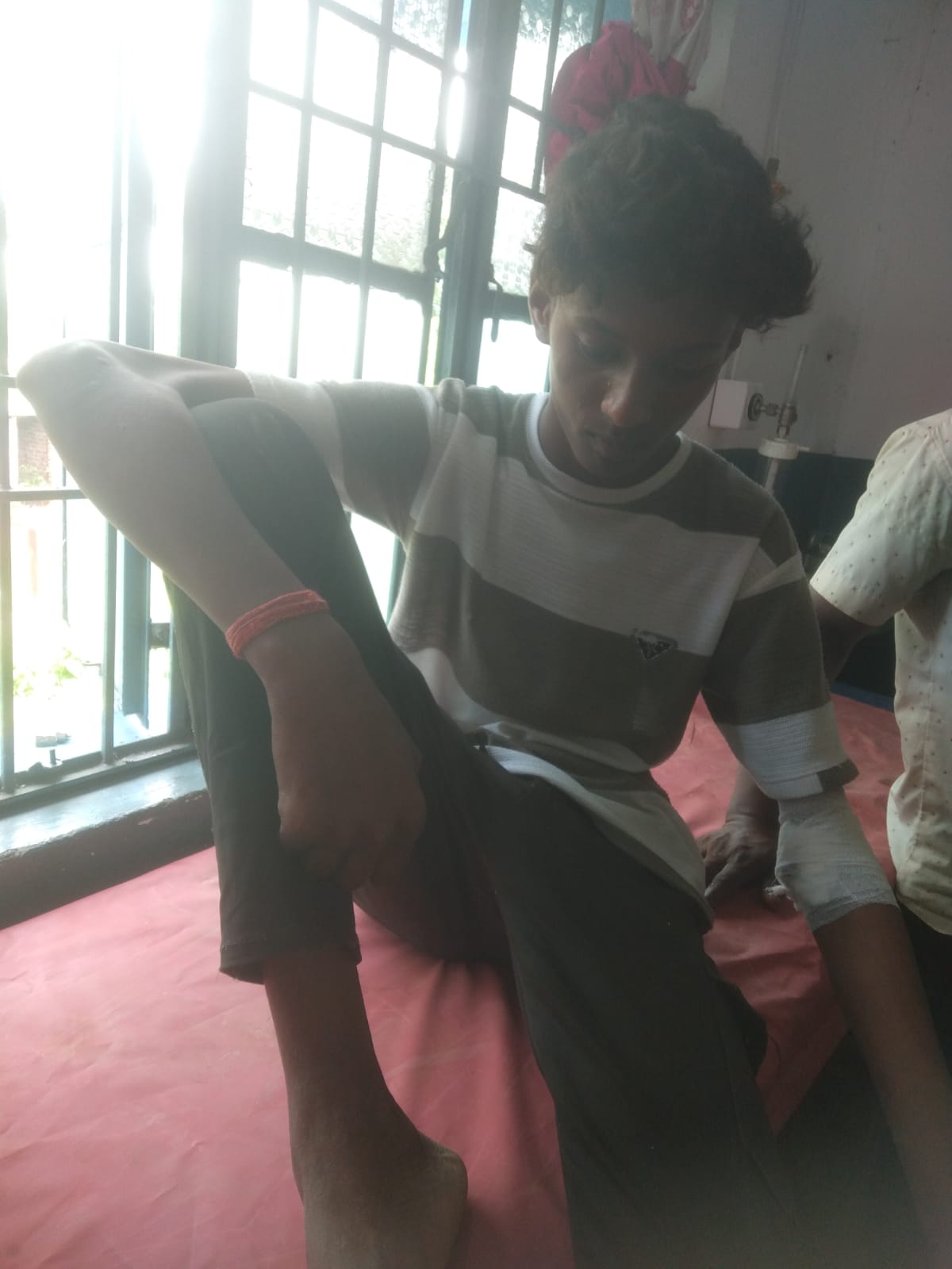 सड़क दुर्घटना में दो युवक घायल