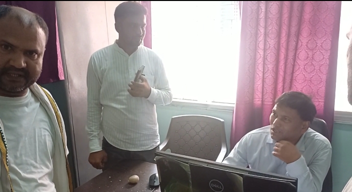 वज्रपात से मरे हुए व्यक्ति के मुआवजा के लिए पारिवारिक सूची बनाने के नाम पर रिश्वत मांगने का आरोप, शिकायत के बाद लौटाए गए रुपये