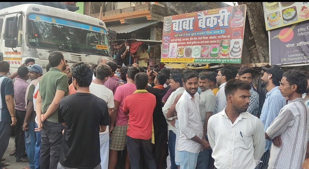 नो-एंट्री में हाइवा घुसने पर स्थानीय लोगों और पुलिस के बीच तीखी नोक-झोंक,