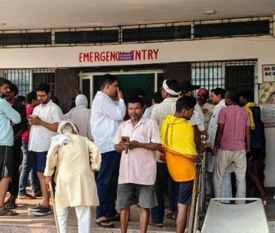 कार-ट्रैक्टर की टक्कर में मां-बेटी समेत तीन की मौत।