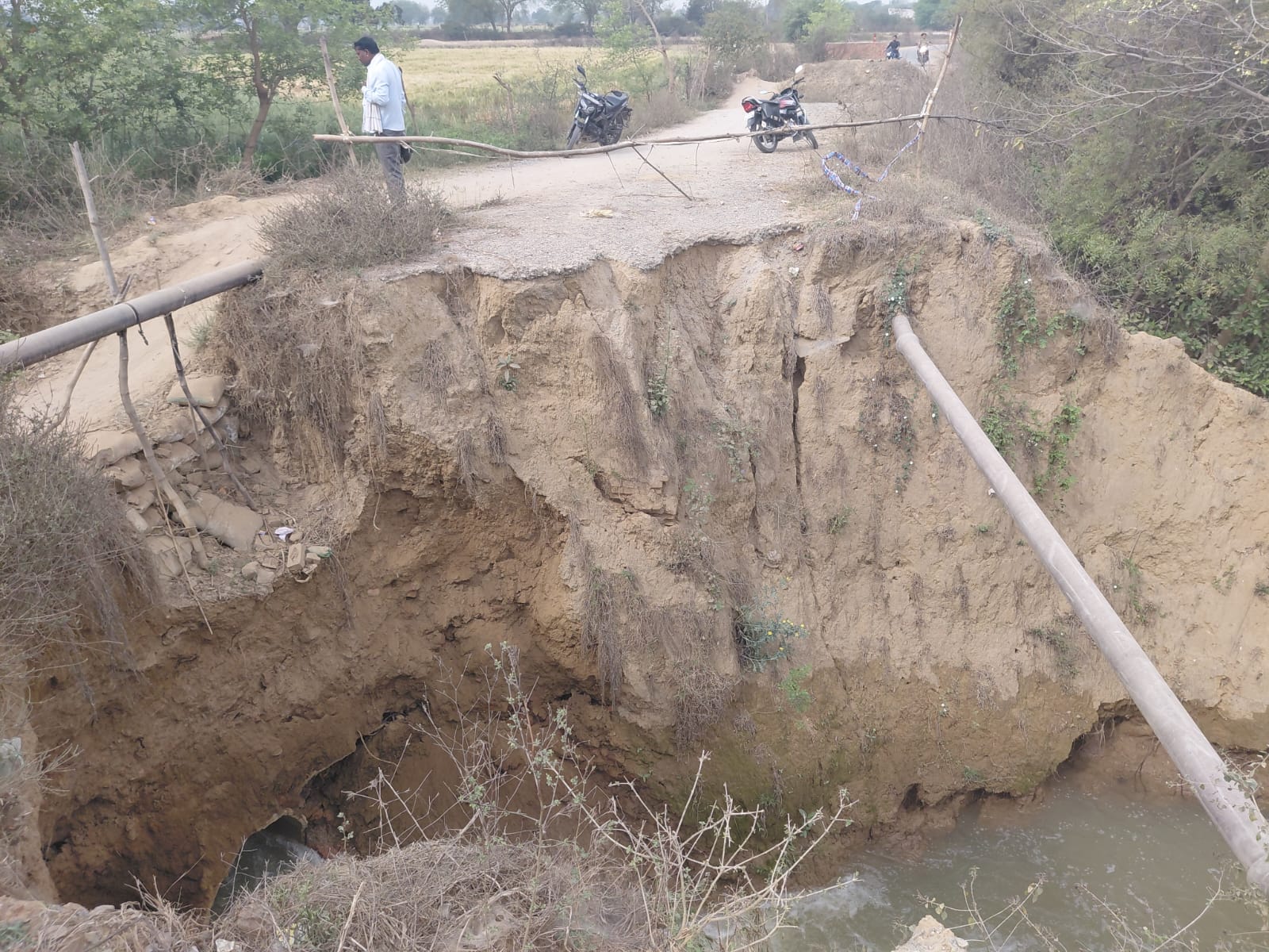 जानलेवा बनी सड़क कटान, दर्जनों गांवों का आवागमन प्रभावित