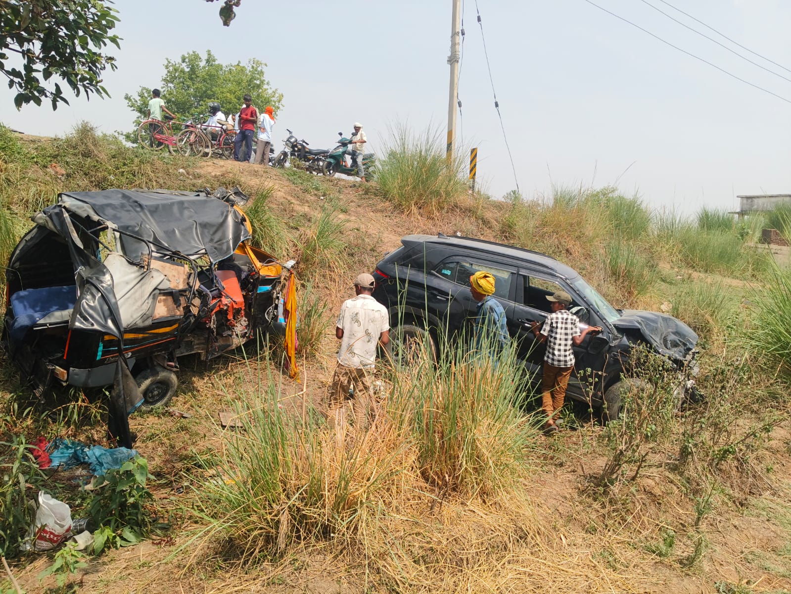 कार टेंपू के टक्कर मे दो की मौत आधे दर्जन घायल ,मृतक के घरों मे मचा कोहराम।