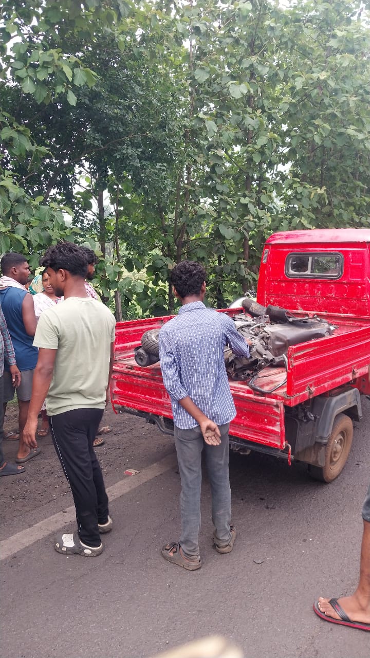 हाइवा की चपेट में आने से बाइक सवार गंभीर रूप से घायल, आधा किलोमीटर तक घसीटने के बाद वाहन लेकर चालक फरार।
