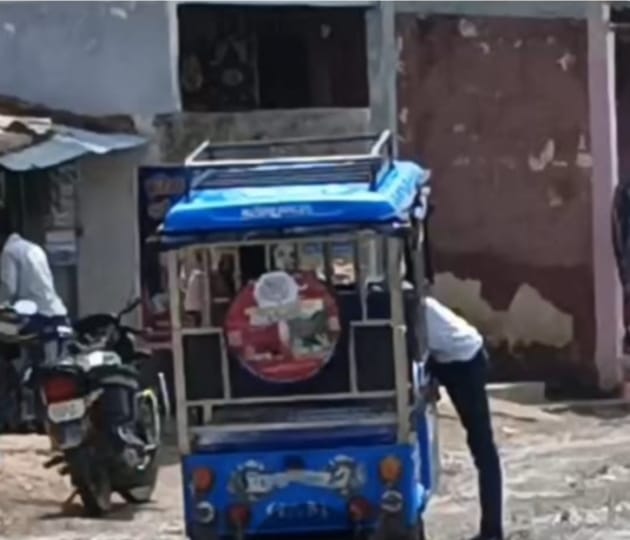 रामपुर शंभूगंज मुख्य मार्ग केंदुआर बाजार के पास गड्ढे में तब्दील, बड़ी दुर्घटना को दे रहा निमंत्रण