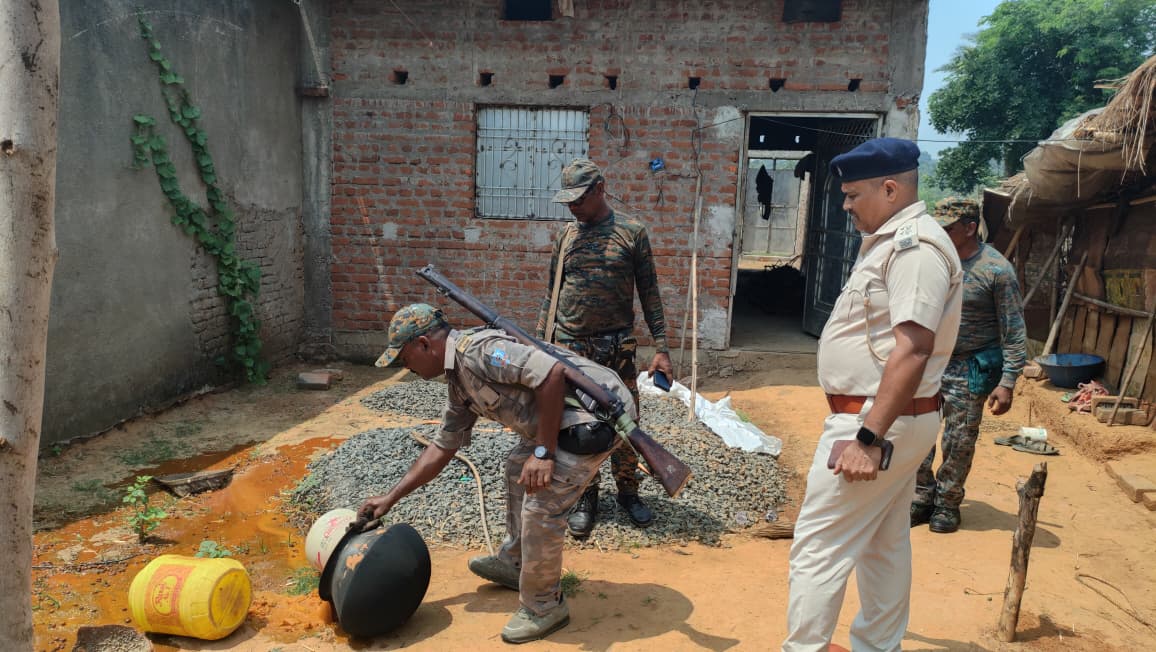 उत्पाद विभाग के द्वारा रामगढ़ प्रखंड व हंसडीहा थाना क्षेत्र के कई ठिकानों पर किया छापेमारी, अवैध शराब कारोबारियों में मचा हड़क