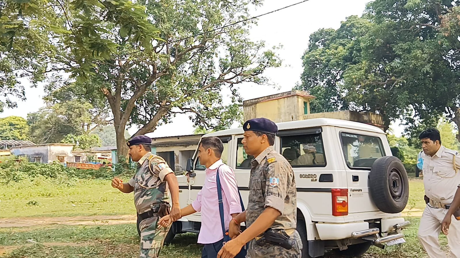 कर्रों प्रखंड के मनरेगा जेई संतोष कुमार को एसीबी की टीम ने 5 हजार रुपए रिश्वत के साथ धर दबोचा
