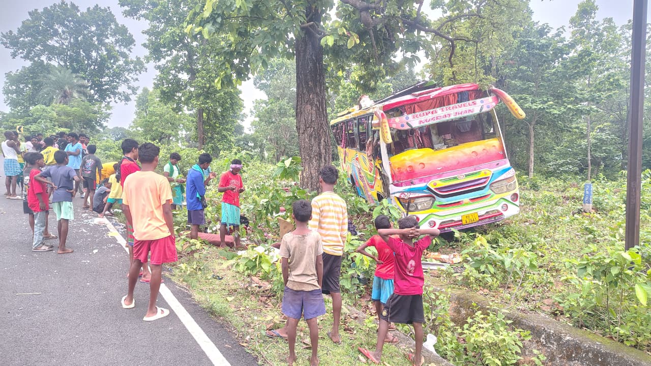 बराती बस पलटने से तीन की मौत,व 45 से अधिक व्यक्ति हुए घायल