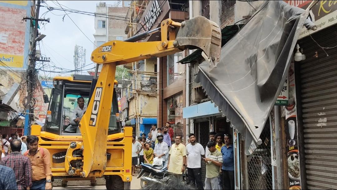 देवघर नगर निगम का सख्त अभियान, टावर चौक से शिक्षा सभा चौक तक हटाया अतिक्रमण