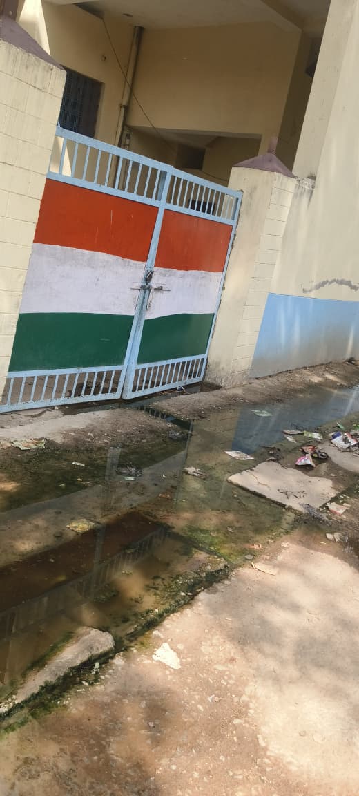डिहरा मे सड़को पर बहा रहा है नाली का पानी ,आस पास के लोगों को जीना हुआ दुर्लभ।