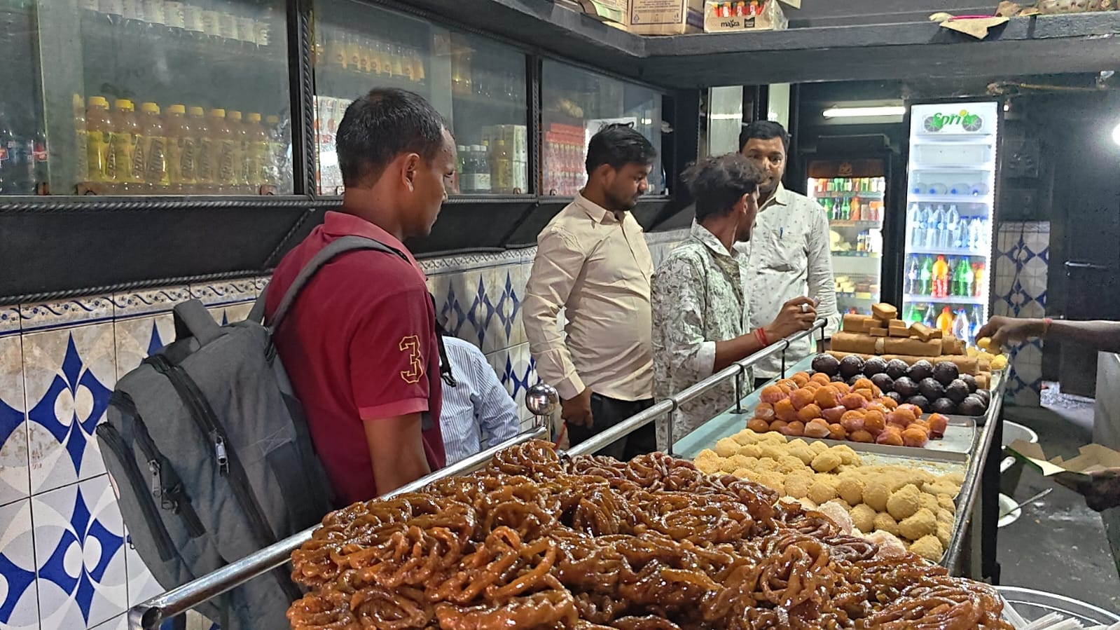 कोटालपोखर में खाद्य सुरक्षा विभाग की ताबड़तोड़ छापेमारी, 20 दुकानों व होटलों की जांच