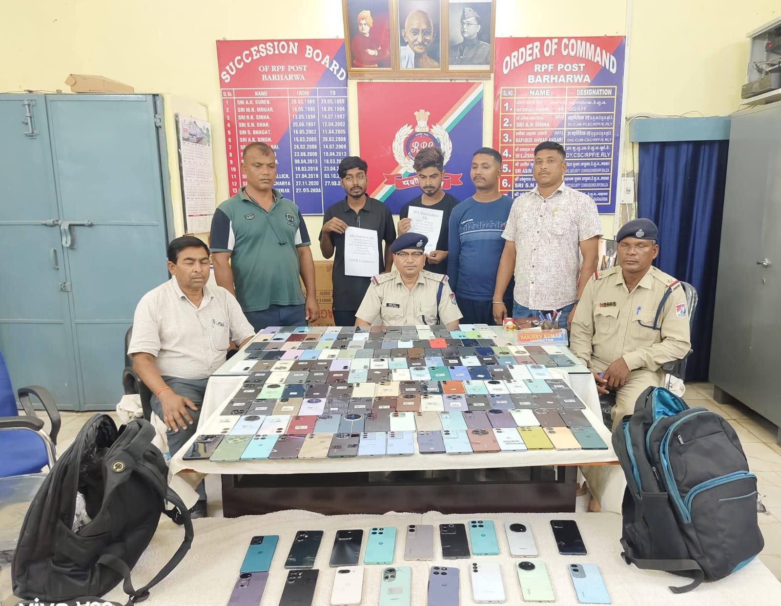आरपीएफ की बड़ी कार्रवाई: ट्रेन से लाखों के मोबाइल फोन के साथ दो युवक दबोचे गए