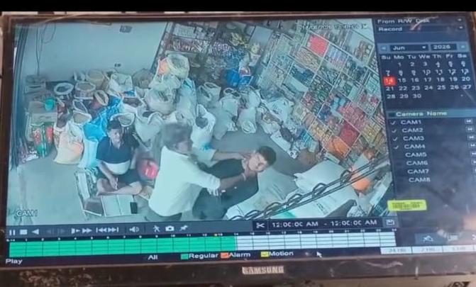दबंग ने दुकान में घुसकर दलित मजदूर को पीटा, सीसीटीवी में कैद हुई घटना