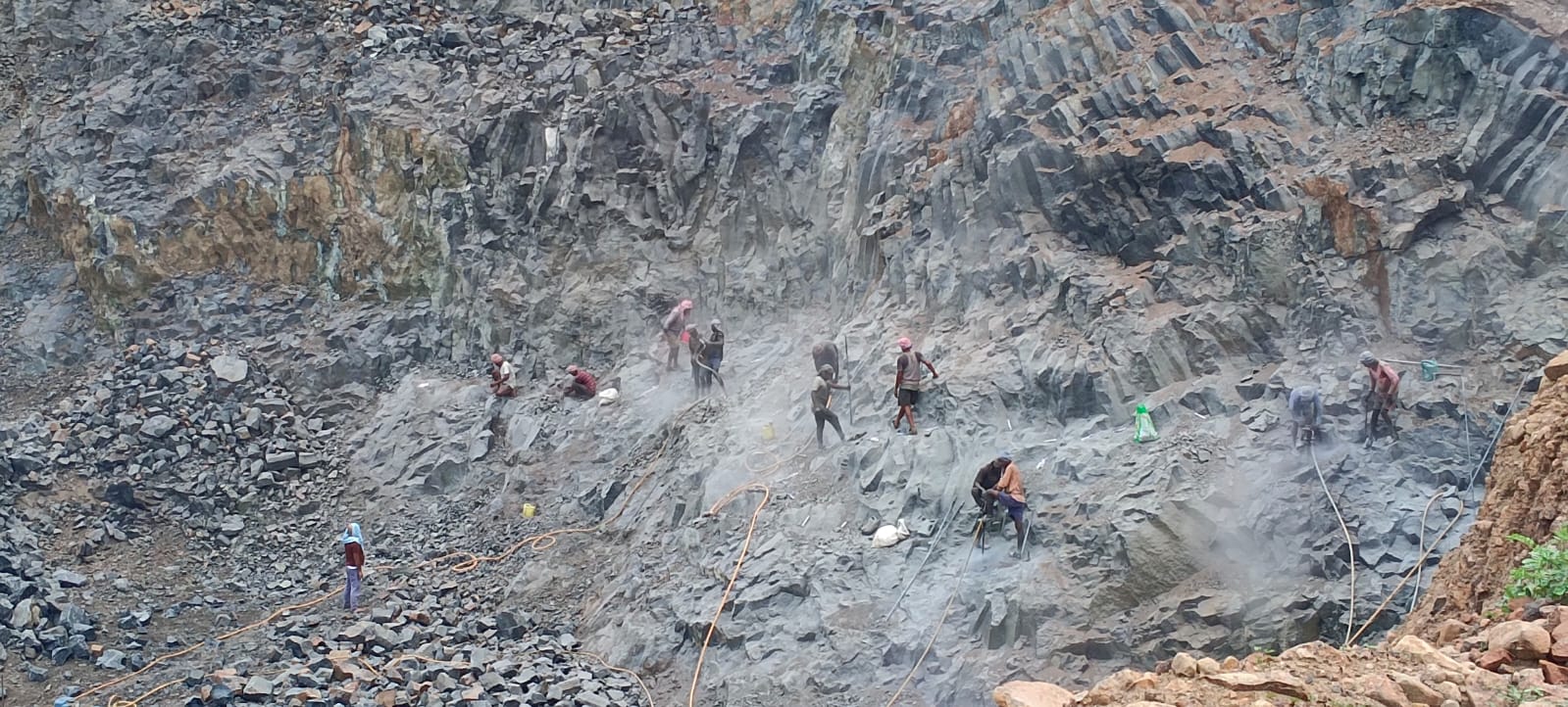 नियमों को ताक पर रखकर संचालित हो रही शिकारीपाड़ा की पत्थर खदान, सुरक्षा मानकों की अनदेखी से बड़े हादसे की आशंका।