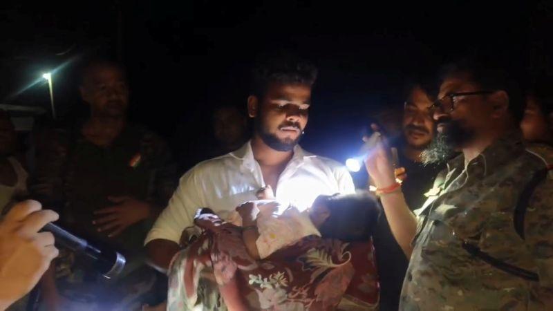 रात के अंधेरे में सड़क किनारे रोते-बिलखते मिला नवजात, ग्रामीणों ने बचाया, इलाके में आक्रोश