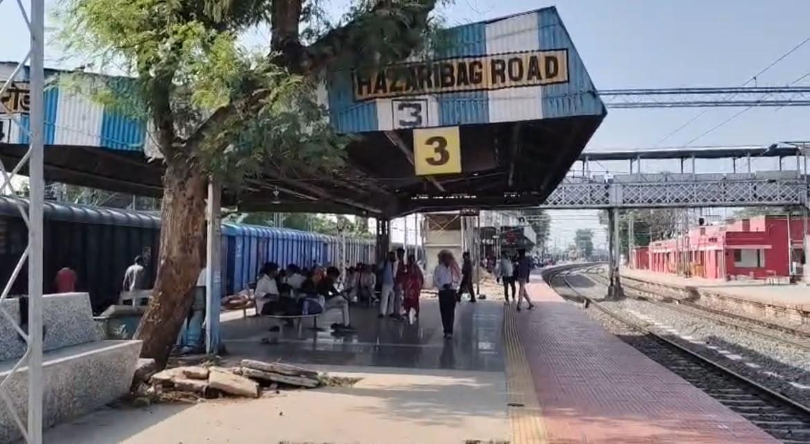 हजारीबाग रोड स्टेशन पर ट्रेन से गिरकर बागोडीह निवासी रामजी पासवान की दर्दनाक मौत