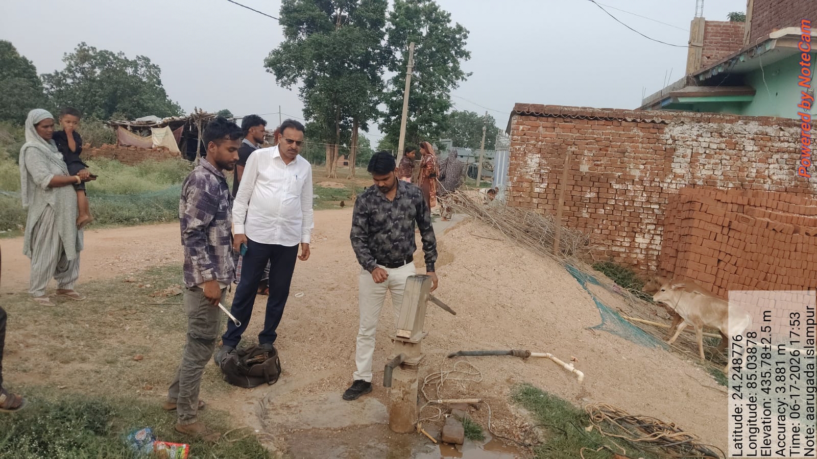 खबर का असर सरकारी चापानल से निजी मोटर को किया गया अतिक्रमण मुक्त।