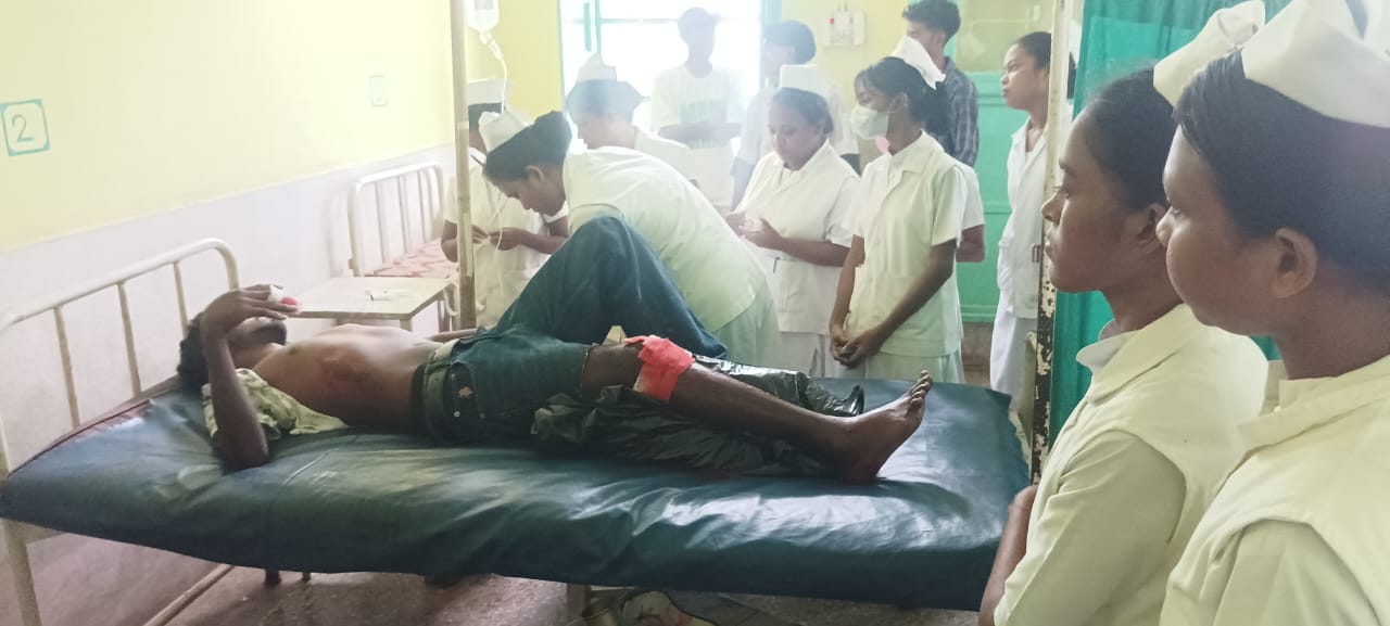 दुमका में ट्रेलर और बाइक की भीषण टक्कर: तीन छात्र-छात्राएं गंभीर रूप से घायल, ग्रामीणों ने किया सड़क जाम।