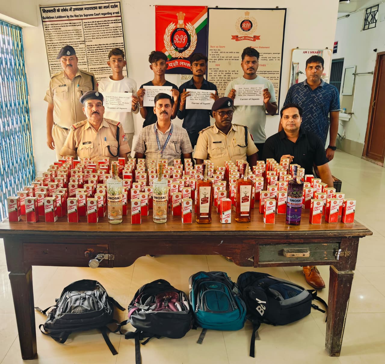 ट्रेन में शराब तस्करी का भंडाफोड़, 36.690 लीटर विदेशी शराब के साथ चार तस्कर गिरफ्तार
