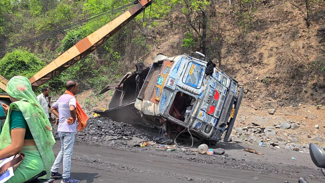 चतरा की संघरी घाटी में दो ट्रकों की भीषण भिड़ंत; कोयला लदे ट्रक के चालक की दर्दनाक मौत, परिजनों में कोहराम।