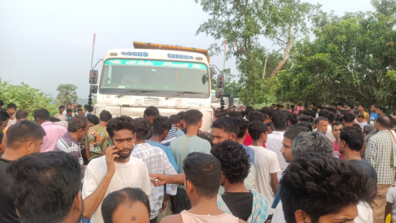 बरारी में भीषण सड़क हादसा: ट्रेलर की चपेट में आने से मां-बेटे समेत तीन की मौत, बच्चा गंभीर