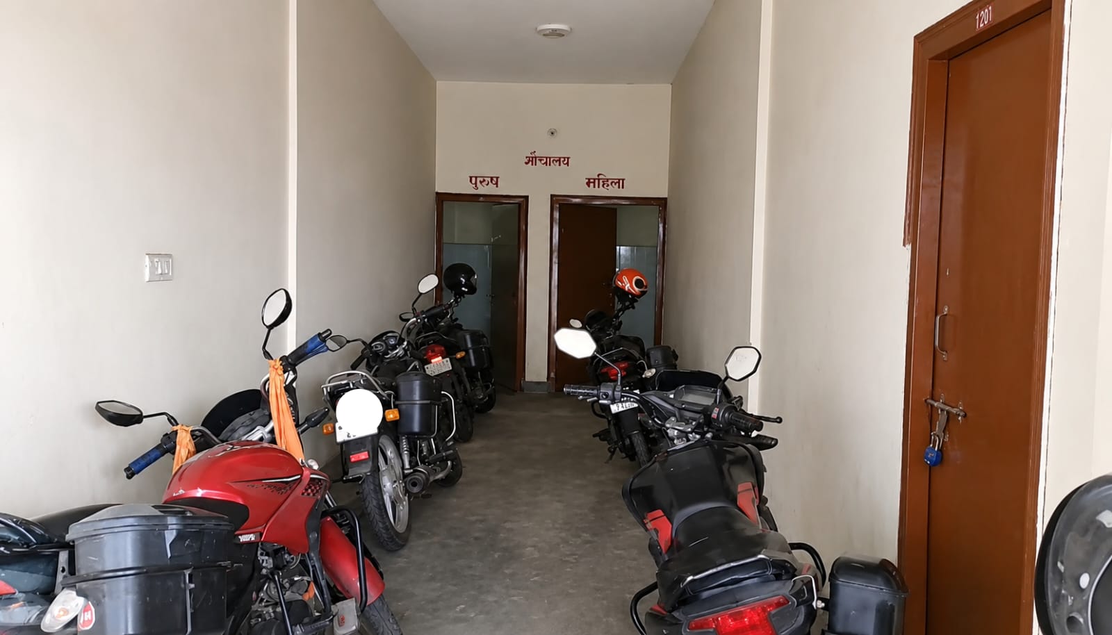 हंटरगंज प्रखंड कार्यालय के शौचालय का गलियारा बना बाइक स्टैंड,