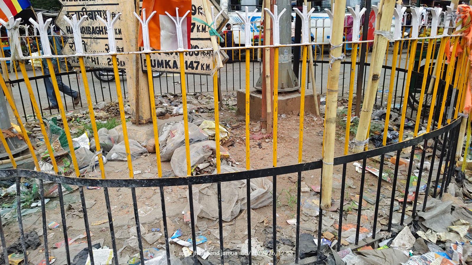 स्वच्छता अभियान को मुंह चिढ़ाता जमुआ चौक: डिवाइडर बने डस्टबिन, बदबू से धंधा मंदा और राहगीर बेहाल*