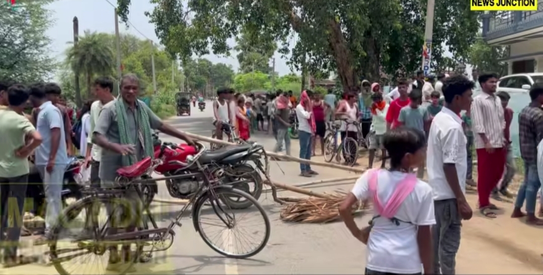 स्कूल जा रहे 12 वर्षीय छात्र की ट्रैक्टर से कुचलकर मौत, ग्रामीणों ने किया सड़क जाम