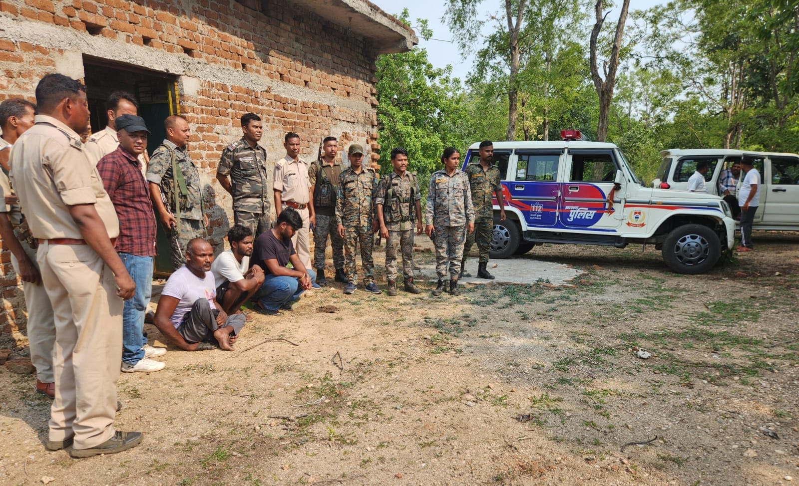 प्रतापपुर थाना अंतर्गत गारा में अवैध विदेशी शराब की मिनी फैक्ट्री का उद्भेदन