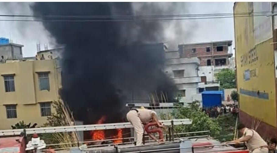 ओवरब्रिज के नजदीक कबाड़ की दुकान में शॉर्ट सर्किट से लगी आग,कई समान जलकर हुए खाक।