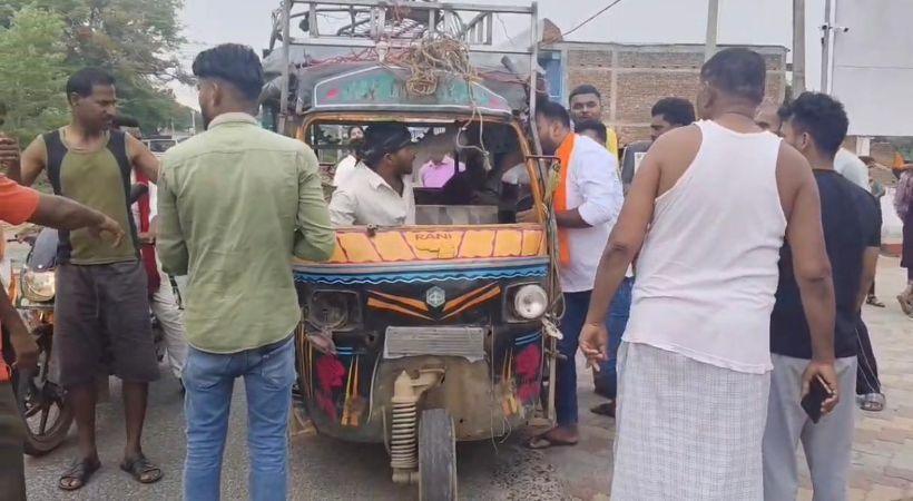 शादी समारोह से वापस लौटते समय ऑटो और बाइक की जोरदार टक्कर, यात्रियों से भरा ऑटो पलटा