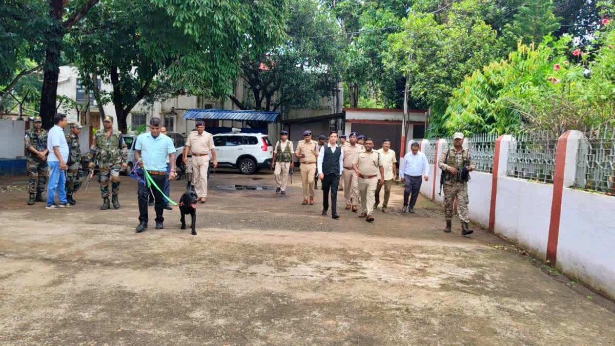 दुमका और गोड्डा कोर्ट को बम से उड़ाने की धमकी: स्पीड पोस्ट से आई चिट्ठी, डॉग स्क्वॉयड ने की जांच