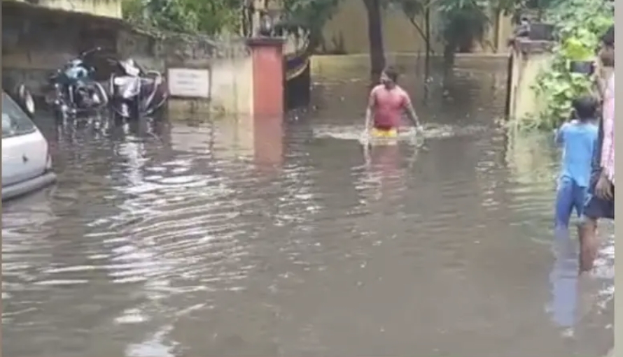 दो घंटे की मूसलाधार बारिश से बेहाल हुआ जमशेदपुर, 200 से अधिक घरों में घुसा नाले का पानी