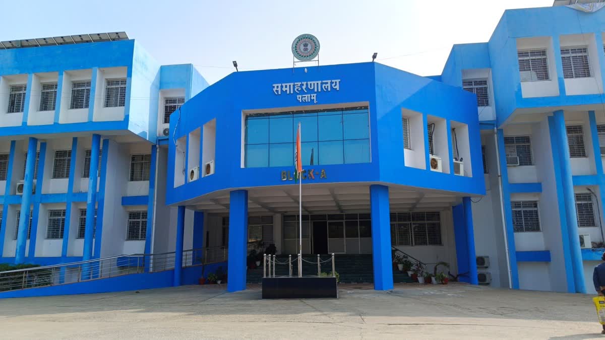 पलामू में एसआईआर अभियान तेज, 94 से 98 प्रतिशत घरों तक पहुंचे गणना प्रपत्र