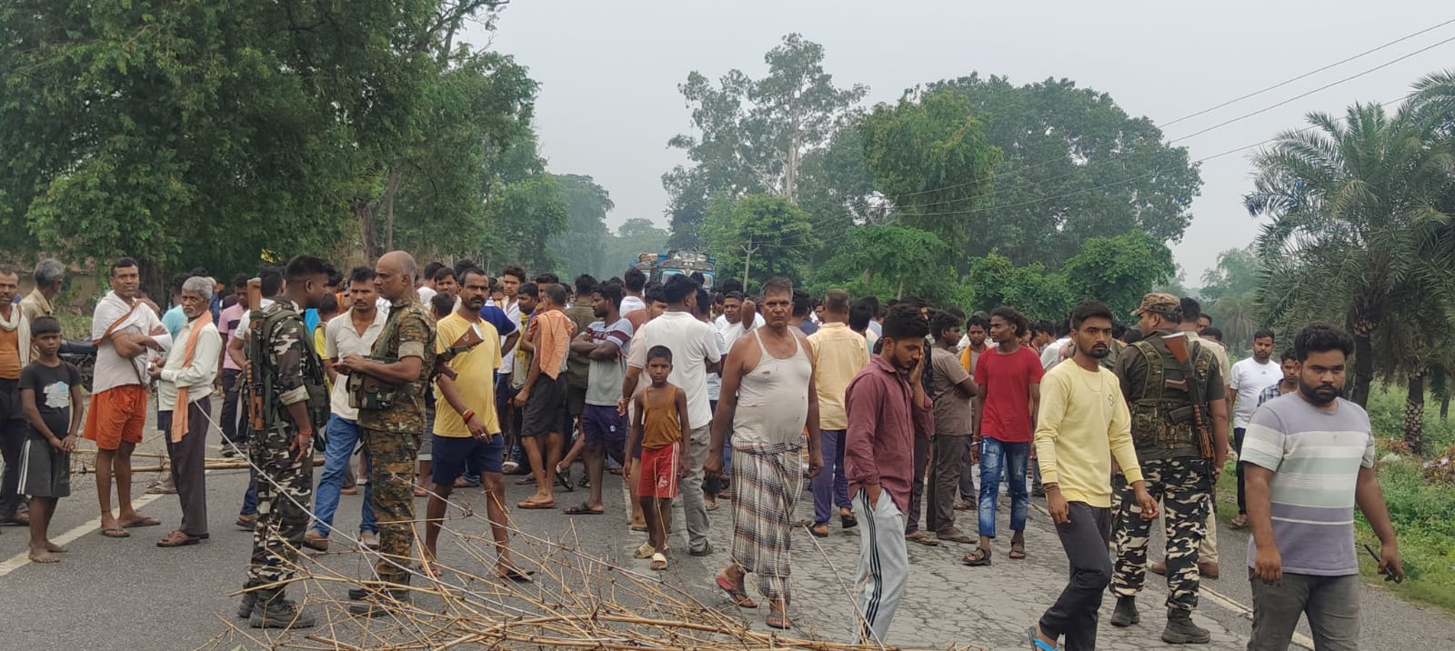 चतरा-डोभी मुख्य मार्ग पर मिला युवक का शव, हत्या की आशंका से भड़के ग्रामीणों ने किया सड़क जाम