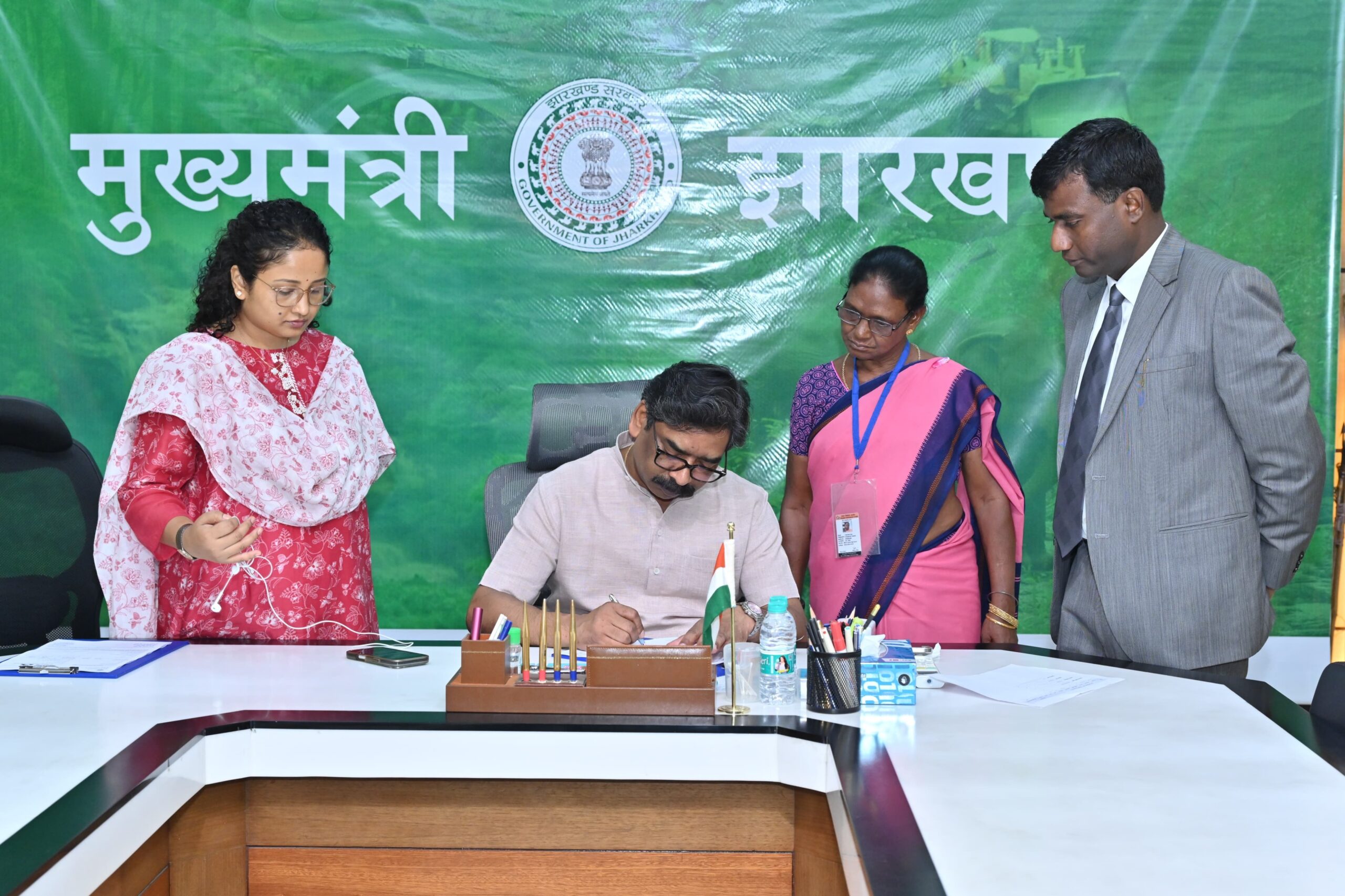 मुख्यमंत्री हेमन्त सोरेन ने स्वयं भरा एसआईआर प्रपत्र, जनता से की अभियान में जुड़ने की अपील