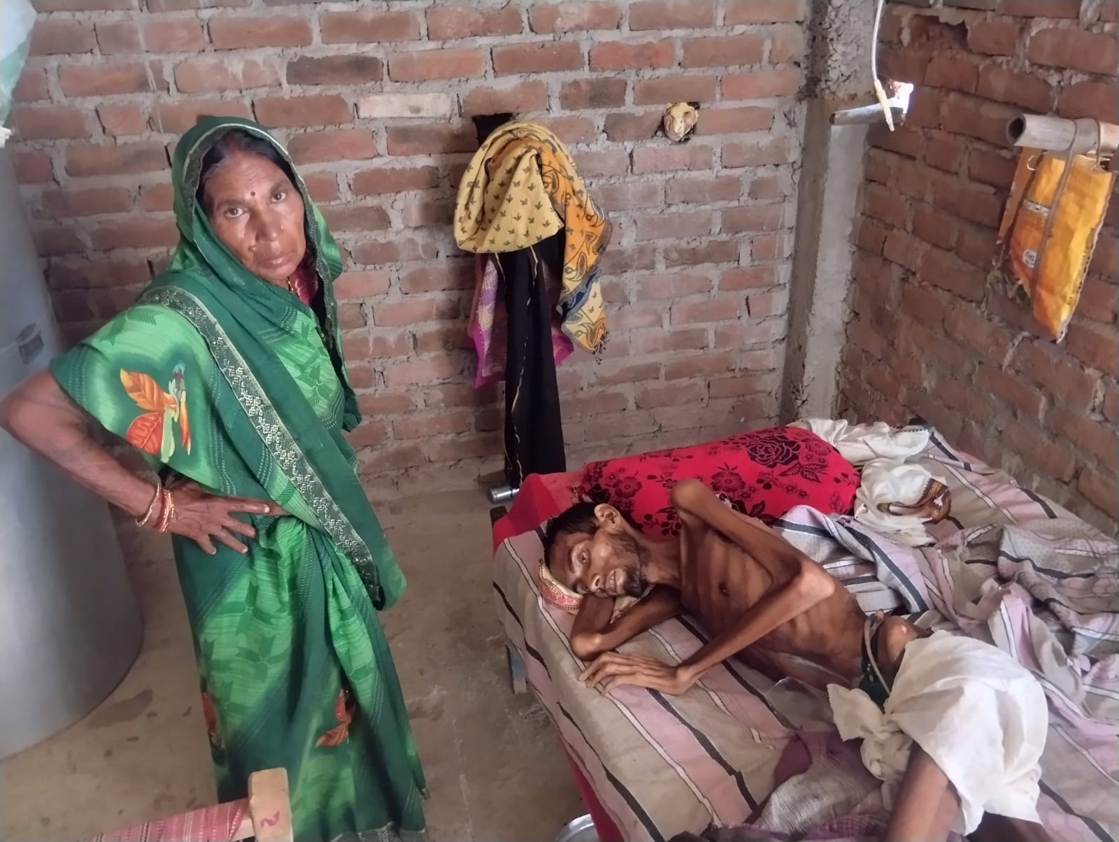 जिंदगी और मौत से जूझ रहा हरेंद्र, मां ने लगाई प्रशासन से गुहार