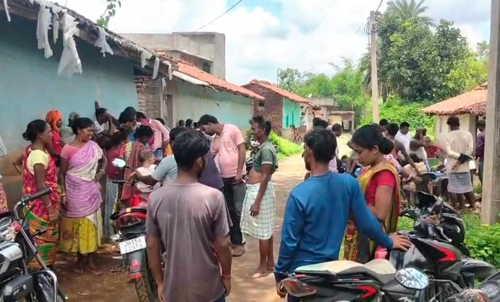 पालोजोरी: पंचायत सचिव की अनुपस्थिति के कारण पीएम आवास की ग्राम सभा स्थगित, ग्रामीणों ने लगाया अवैध वसूली का गंभीर आरोप