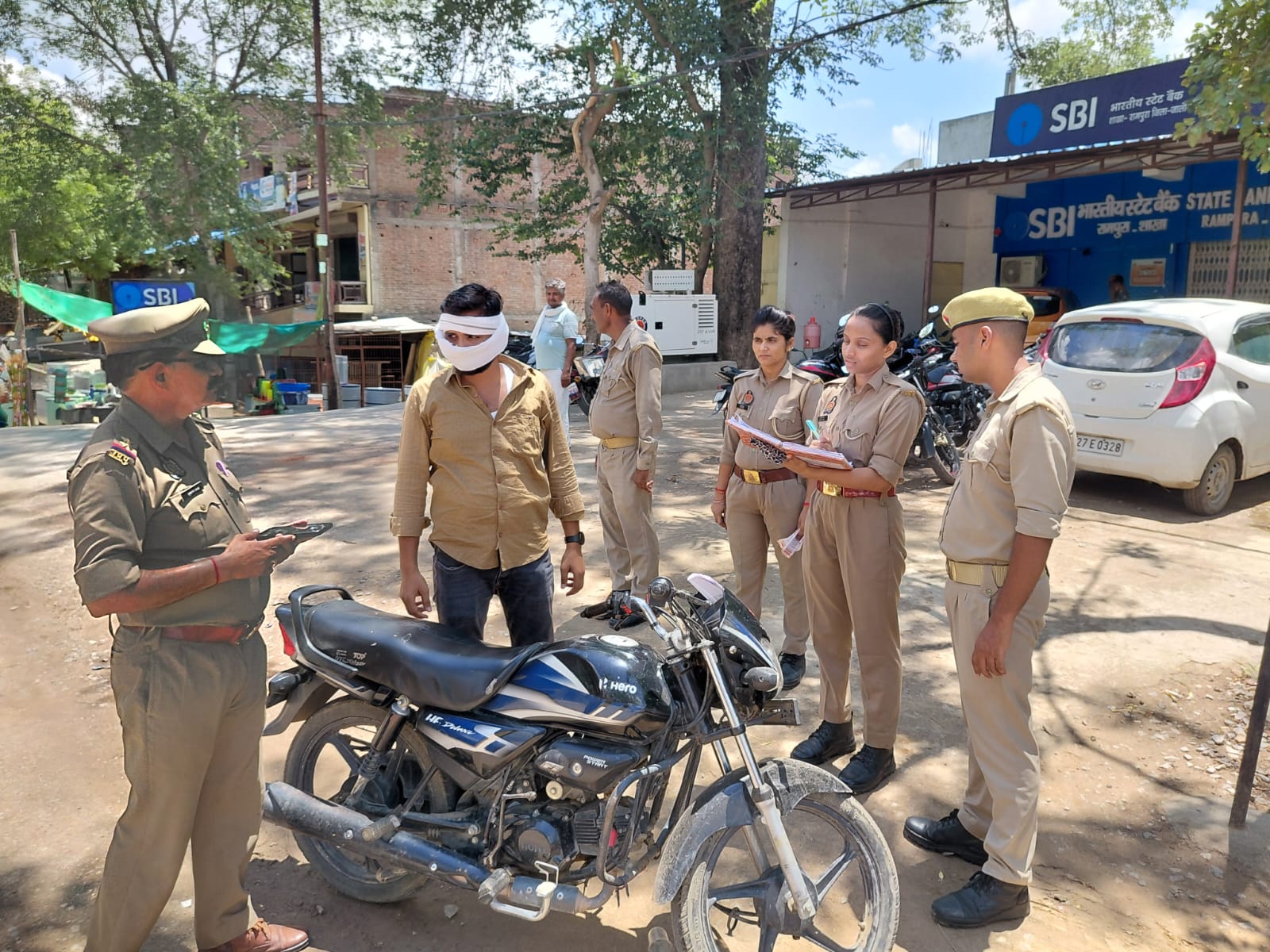 रामपुरा में चला सघन चेकिंग अभियान, बैंक, बाजार और स्कूलों के आसपास पुलिस रही सतर्क