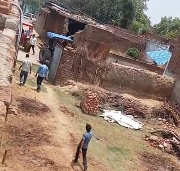अवैध कब्जे के प्रयास में दबंगों ने ट्रैक्टर से दीवार गिराई