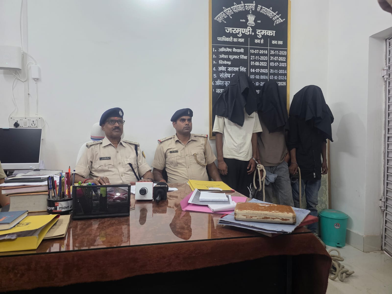 हँसडीहा पुलिस की बड़ी कार्रवाई: स्टेडियम में ब्राउन शुगर बेचते और सेवन करते तीन युवक गिरफ्तार, कुल 9.72 ग्राम मादक पदार्थ बरामद